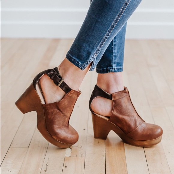 SOLD Free People Amber Orchard Clogs - Picture 2 of 10